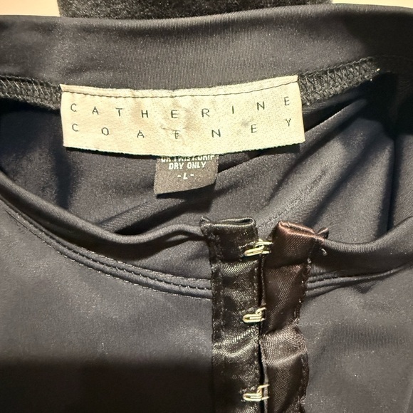 Chic Black Sleeveless Blouse with Satin Detail - Picture 3 of 6